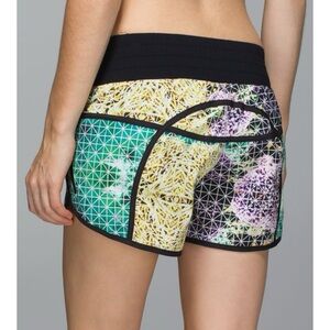 LULULEMON Tracker Short 2-way Stretch
Paradise Grid Very Green Multi / Black 6